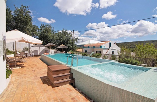 Loule Casa | "Casa da Tita - Apartamento Palheiro" con vistas a la montaña, piscina, aire acondicionado y Wi-Fi