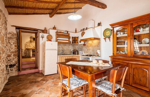 Baunei Casa | Casa de vacaciones 'Casa Della Nonna Nel Borgo' con vistas a la montaña, jardín privado y Wi-Fi