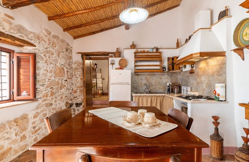 Baunei Casa | Casa de vacaciones 'Casa Della Nonna Nel Borgo' con vistas a la montaña, jardín privado y Wi-Fi
