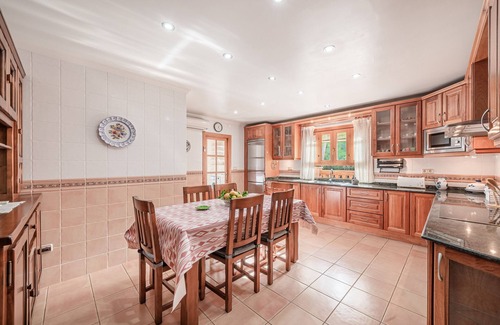 Es Garrovers Casa | Holiday Home Casa Estilo Mallorquín with Mountain View & Pool