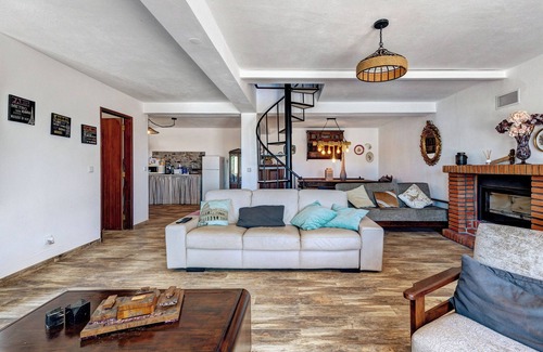 Riachos Villa | Casa de vacaciones 'Casa Girassol' con piscina compartida, terraza privada y acceso Wi-Fi