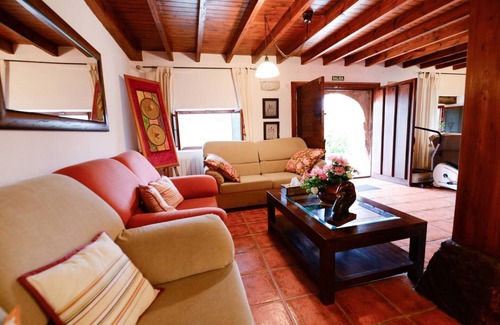 Castillo Siete Villas Casa | Holiday Home 'Casa Rural Cerca A Playas' with Private Pool, Private Terrace and Wi-Fi