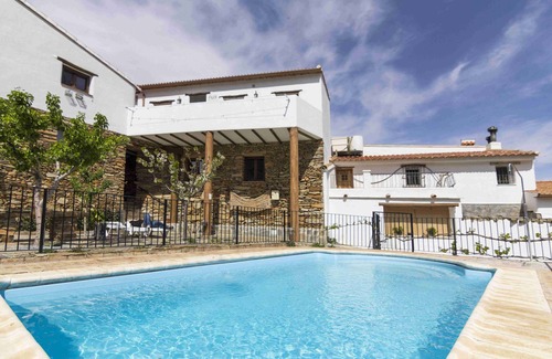 Laroya Casa | Casa de vacaciones 'Casa Rural Matasiete' con vistas a la montaña, piscina compartida y Wi-Fi