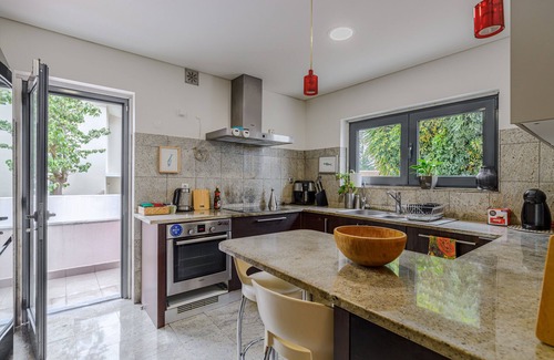 Cascais Casa | Casa de vacaciones 'Cosy Village Home' con vistas a la montaña, jardín privado y Wi-Fi