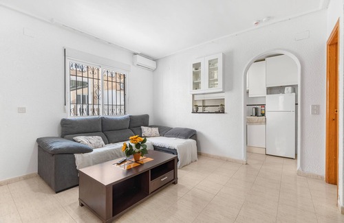 Torrevieja Casa | Casa de vacaciones 'De Espãna' con piscina compartida, Wi-Fi y aire acondicionado