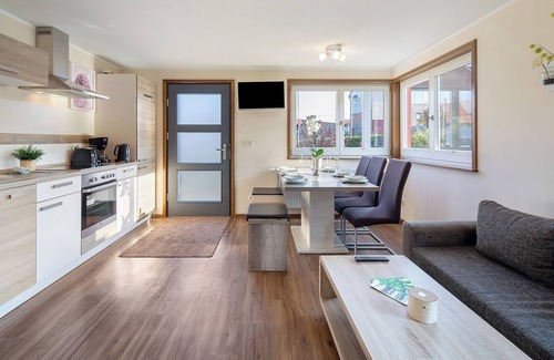Craula Casa | Casa de vacaciones 'Ferienhaus Rot' con terraza privada, jardín privado y Wi-Fi