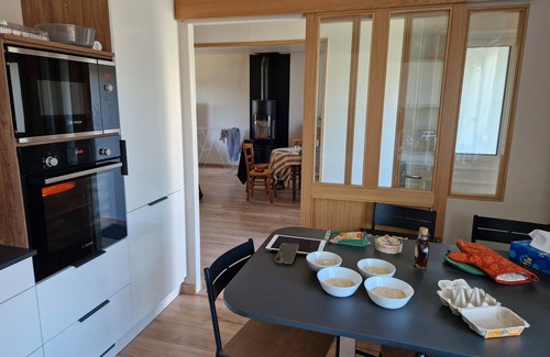 Sevignac Casa | Casa Vacacional 'De L'enclume' con Jardín Privado, Balcón y Wi-Fi
