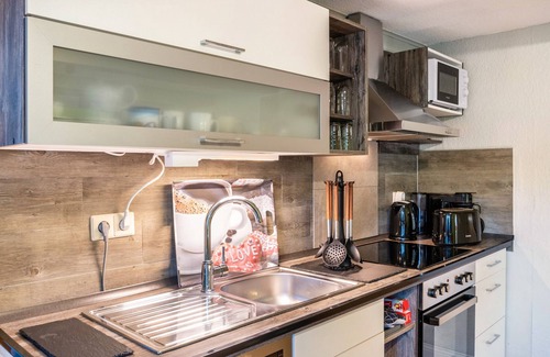 Dornum Casa | Holiday Home 'Deichperle Tini' with Shared Terrace and Wi-Fi