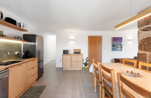 Baiao Casa | Holiday Home 'Do Alago' with Lake View, Wi-Fi and Air Conditioning