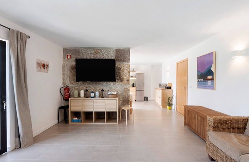 Baiao Casa | Holiday Home 'Do Alago' with Lake View, Wi-Fi and Air Conditioning