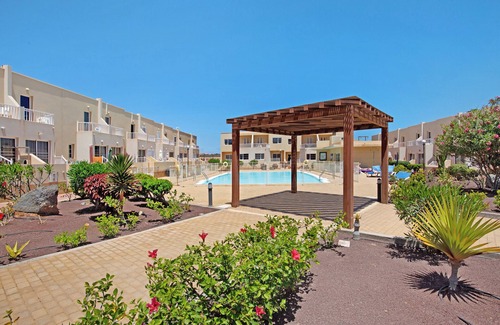 Caleta de Fuste Apartamento | Casa vacacional 'Duplex Amuley Mar' con terraza privada, piscina y Wi-Fi