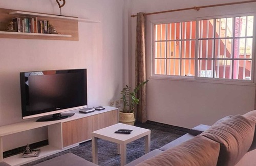 Playa de Arinaga Casa | Casa de vacaciones "El Girasol" con terraza, barbacoa y Wi-Fi