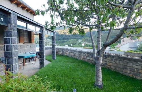 Castiello de Jaca Casa | Casa de vacaciones 'La Casa De Luis' con vistas a la montaña, terraza privada y Wi-Fi
