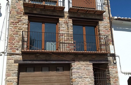 Pina de Montalgrao Casa | Casa de vacaciones 'Casa De La Calle El Pozo' con vistas a la montaña y balcón