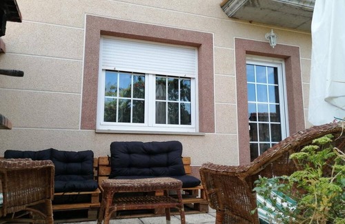 San Millan de Lara Casa | Casa de vacaciones 'San Pelayo' con vistas a la montaña, piscina compartida y terraza privada