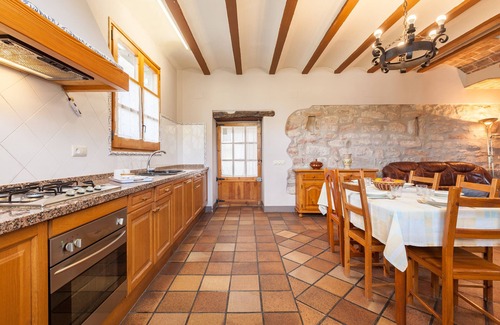 Sant Marti de Tous Casa | Casa de vacaciones 'El Cup' con vistas a la montaña, piscina compartida y Wi-Fi