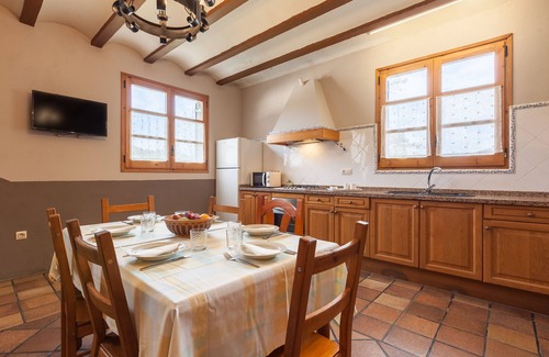 Sant Marti de Tous Casa | Casa de vacaciones 'El Cup' con vistas a la montaña, piscina compartida y Wi-Fi