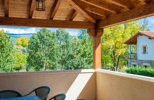 Sotillo del Rincon Casa | Casa de vacaciones 'Los Robles 1' con vistas a la montaña, piscina compartida y Wi-Fi