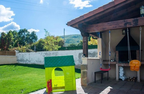 Sotillo del Rincon Casa | Casa de vacaciones 'Los Robles 1' con vistas a la montaña, piscina compartida y Wi-Fi