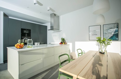 Businci Villa | Casa de vacaciones para 8 personas con magníficas vistas al mar y piscina.