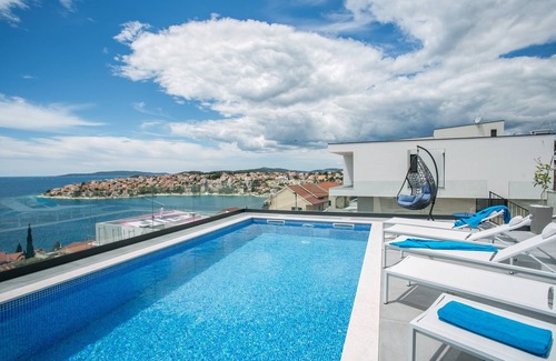 Businci Villa | Casa de vacaciones para 8 personas con magníficas vistas al mar y piscina.