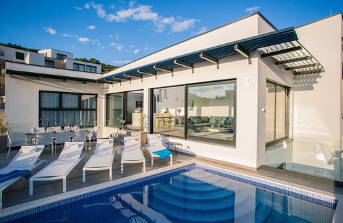 Businci Villa | Casa de vacaciones para 8 personas con magníficas vistas al mar y piscina.