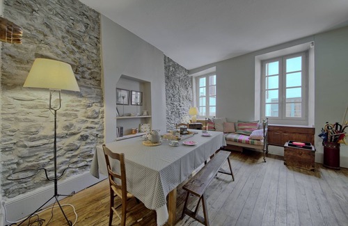 Bagneres-de-Luchon Casa | Casa de vacaciones 'Maison Familiale' con vistas a la montaña y Wi-Fi