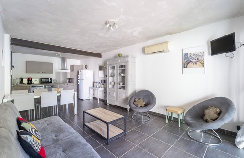 Camaret-sur-Aigues Villa | Casa de vacaciones 'Le Gîte De Tante Berthe' con vistas a la montaña, piscina privada y Wi-Fi