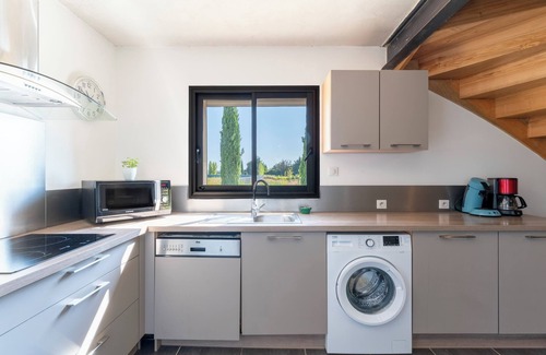 Camaret-sur-Aigues Villa | Casa de vacaciones 'Le Gîte De Tante Berthe' con vistas a la montaña, piscina privada y Wi-Fi