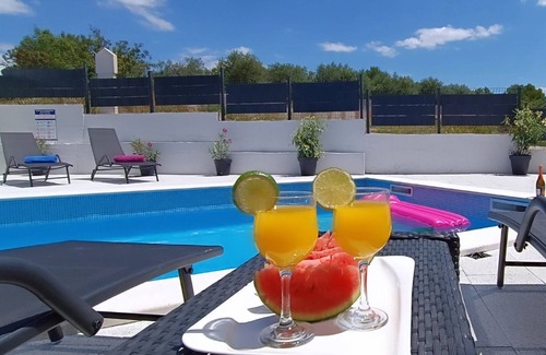 Bilice Casa | Holiday Home Gabi - Three Bedroom Holiday Home with Terrace and Swimming pool