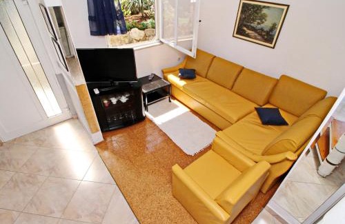 Hodilje Casa | Holiday Home Gea - Three Bedroom Holiday Home with Terrace and Partial Sea View