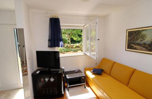 Hodilje Casa | Holiday Home Gea - Three Bedroom Holiday Home with Terrace and Partial Sea View