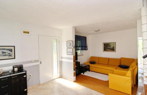 Hodilje Casa | Holiday Home Gea - Three Bedroom Holiday Home with Terrace and Partial Sea View