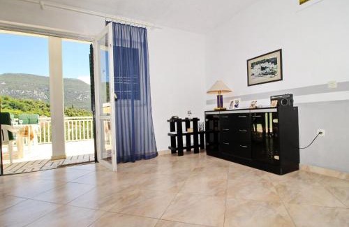 Hodilje Casa | Holiday Home Gea - Three Bedroom Holiday Home with Terrace and Partial Sea View