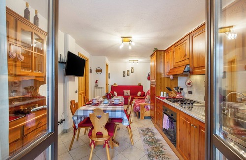Saint-Vincent Casa | Casa de vacaciones 'Gioiello Col De Joux' con vistas a la montaña, jardín privado y Wi-Fi