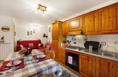 Saint-Vincent Casa | Casa de vacaciones 'Gioiello Col De Joux' con vistas a la montaña, jardín privado y Wi-Fi