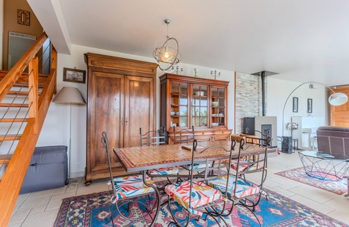 Buzy Casa | Holiday Home 'Gite Gousseau' with Mountain View, Private Terrace and Wi-Fi