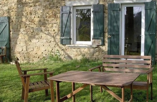 Vielprat Casa | Holiday Home 'Gites Des Gorges De La Loire' with Private Garden and Wi-Fi