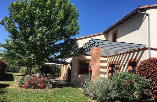 Longages Casa | Holiday Home 'Grande Villa' with Private Terrace, Private Garden and Wi-Fi