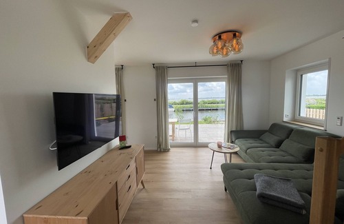 Bedekaspel Casa | Holiday Home 'Haus Am Meer 8' with Lake View, Private Terrace and Private Garden