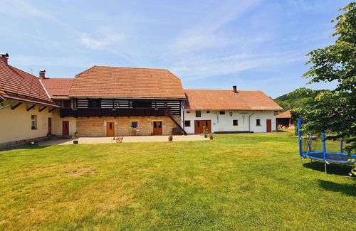 Ostruzno Casa | Casa vacacional Casa de entramado de madera (finca histórica) con una piscina cubierta hundida y una bodega,