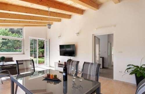 Banjole Casa | Holiday Home Hana-Stunning peninsula- with Hot Tub
