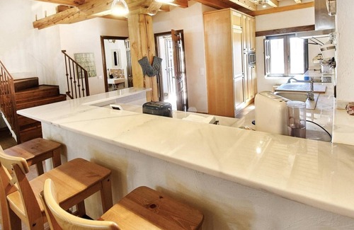 Ayllon Casa | Casa de vacaciones 'Hestia' con vistas a la montaña, balcón y Wi-Fi