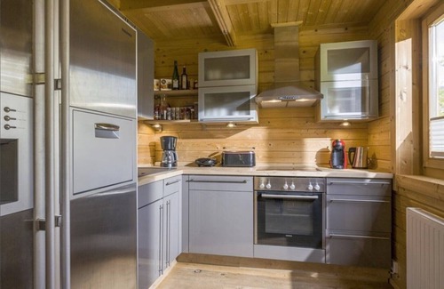Woergl Casa | Casa de vacaciones 'Hirschhäusl' con vistas a la montaña, terraza, sauna y Wi-Fi