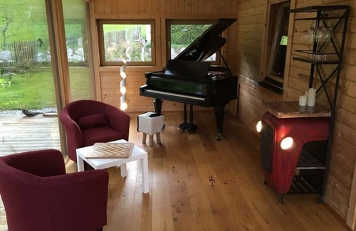 Woergl Casa | Casa de vacaciones 'Hirschhäusl' con vistas a la montaña, terraza, sauna y Wi-Fi