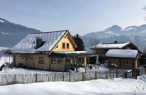Woergl Casa | Casa de vacaciones 'Hirschhäusl' con vistas a la montaña, terraza, sauna y Wi-Fi
