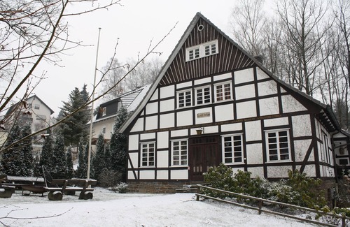 Finnentrop Casa | Casa de vacaciones 'Hueseken' con jardín compartido y Wi-Fi