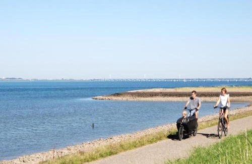 Colijnsplaat Casa | Holiday Home in Colijnsplaat near Oosterschelde, cleaning included