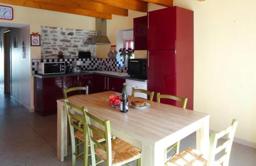 Guerlesquin Casa | Holiday Home in Guerlesquin near Lake