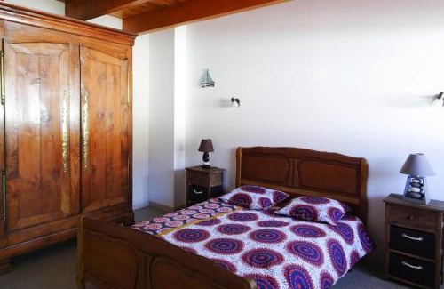 Guerlesquin Casa | Holiday Home in Guerlesquin near Lake